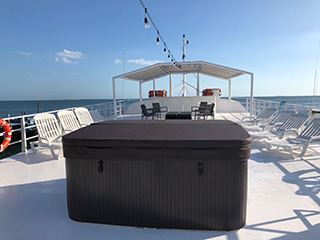 Upper deck hot tub - Jardines Avalon III - Cuba Liveaboard