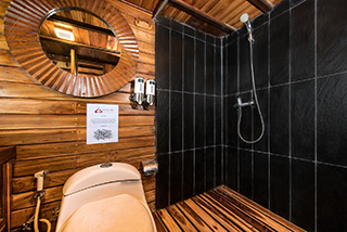 Master cabin bathroom - La Galigo - Indonesia Liveaboard