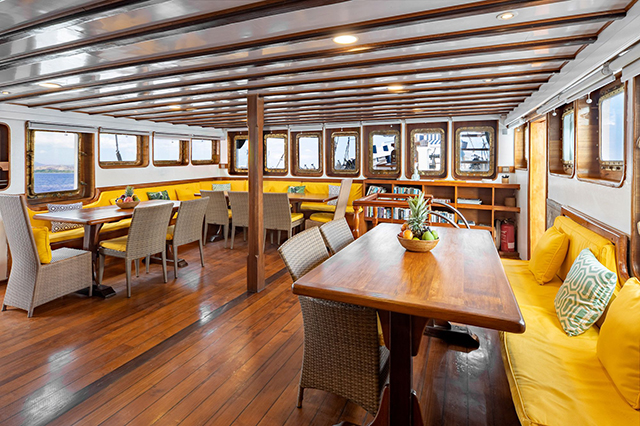 Restaurant - MSY Seahorse - Indonesia Liveaboard