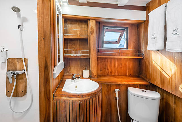 Bathroom - MSY Seahorse - Indonesia Liveaboard