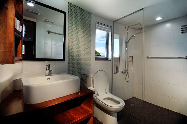 Bathroom - MV Solitude One - Palau Liveaboard