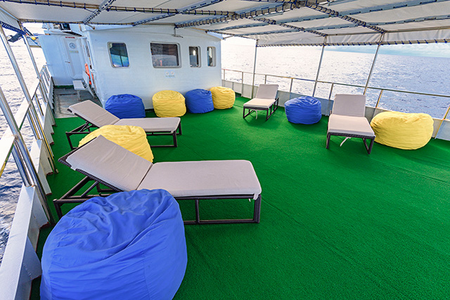 Living area - M/Y Resolute - Philippines Liveaboard