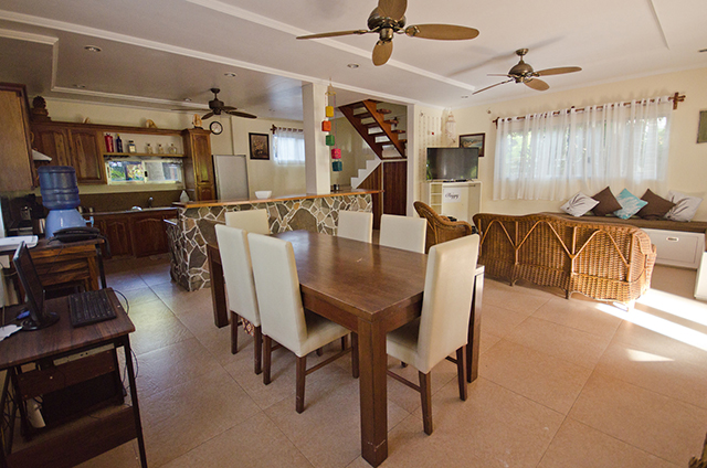 Living area - Villa - Mike’s Dauin Beach Resort - Philippines Dive Resort