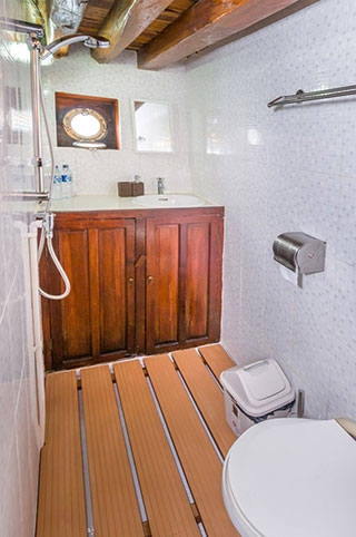 Bathroom - Ondina - Indonesia Liveaboards