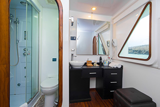 Bathroom - Petrel - Galapagos Liveaboard