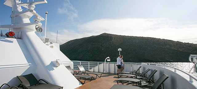 Sun deck - Santa Cruz II - Galapagos Liveaboards - Dive Discovery Galapagos