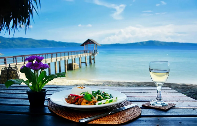 Restaurant & Jetty - Spice Island Divers - Indonesia Dive Resort