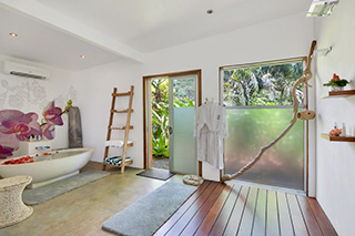 Bathroom - Deluxe Beachfront Villa - Tides Reach Resort