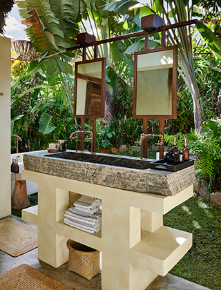 Bathroom - Beachfront Queen Bungalow - Voaara Madagascar - Madagascar Dive Resort
