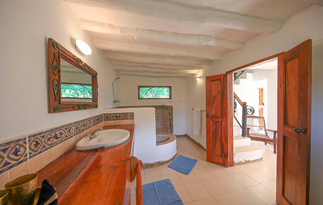 Bathroom - Owners suite - Kinasi Lodge - Mafia Island Dive Resorts - Dive Discovery Tanzania