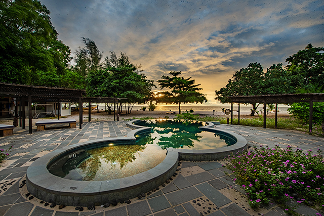 Swimming pool - Metita Beach and Dive Resort - Indonesia Dive Resort